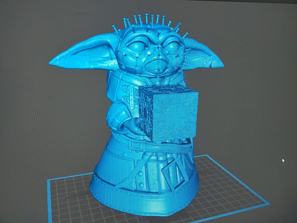 Modelo de figura en Chitubox en proceso de preparación para imprimir.