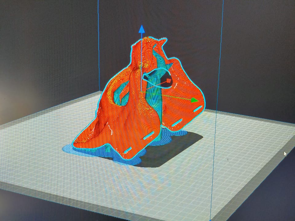 Modelo de máscara de cráneo de gato en Cura, listo para imprimir.